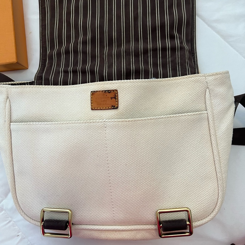 Louis Vuitton messenger bag. Good preloved condition. - Picture 4 of 10